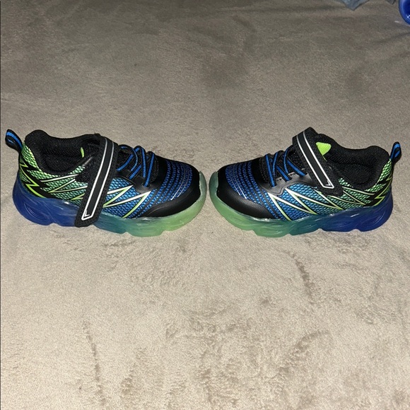 Athletic Works Light-Ups 💡 Kids Sneakers - Black, Blue, and Green Stripes - Picture 4 of 6